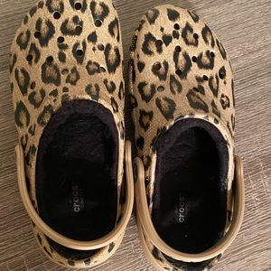 Crocs fur lined cheetah print size 2 kids